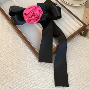 Pinza para el pelo con lazo de terciopelo francés y rosa de tela rosa con brillantes.