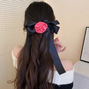 Pinza de pelo con lazo de terciopelo francés y rosa roja, elegante accesorio de moda.