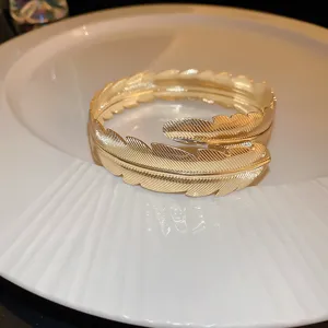 Bracciale aperto dorato a forma di foglia da donna, design creativo e alla moda.