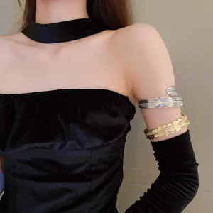 Elegante bracciale da braccio in foglia di metallo polsino aperto regolabile per donna