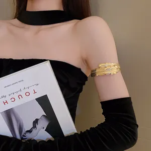 Squisito bracciale da braccio aperto a foglia d'oro per donna, gioiello alla moda statement.