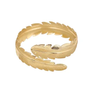 Bracciale aperto con piuma dorata da donna, gioiello da braccio elegante e regolabile.