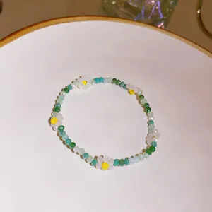 Fresh sweet crystal beaded bracelet with green daisy flowers, ins style minimalist jewelry.