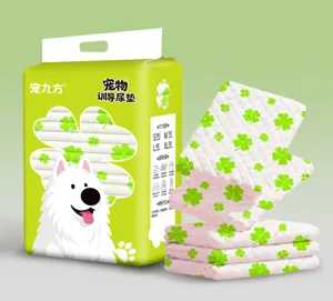 Vue détaillée de tapis d'entraînement jetables pour animaux avec motif trèfle, absorbants.