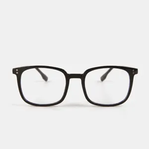 Klassische schwarze Blaulichtfilter Brille fuer klare Sicht und stilvollen Alltagsschutz.