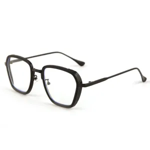 Lunettes anti-lumiere bleue tendance avec monture noire epaisse pour usage quotidien.