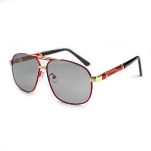 Lunettes de soleil rétro en métal pour hommes, double pont rouge or verres gris.