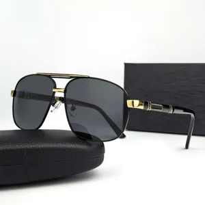 Lunettes de soleil polarisées en métal vintage pour homme avec grand cadre noir élégant.