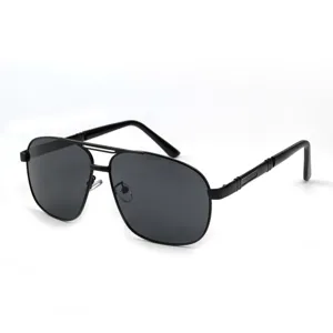 Lunettes de soleil polarisées en métal noir pour hommes avec double pont grand cadre.
