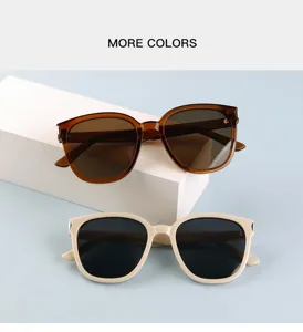 Occhiali da sole oversize eleganti con montatura spessa in acetato e dettagli metallici.