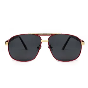 Vue de detail de lunettes de soleil polarisees en metal pour hommes avec cadre rouge.