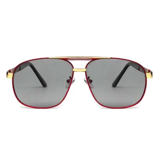 Lunettes de soleil à monture métallique rouge, double pont et verres gris, vue détail.
