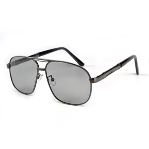 Gros plan détaillé de lunettes de soleil aviateur homme en métal avec verres gris.