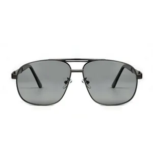 Vue détaillée de lunettes de soleil polarisées pour hommes avec double pont en métal.