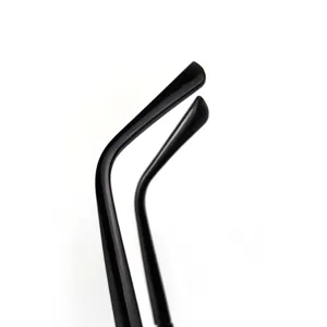 Gros plan détaillé des embouts de branches de lunettes noires au design ergonomique.