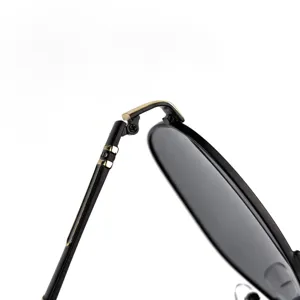 Détail de charnière de lunettes de soleil en métal noir, rétro polarisées hommes.