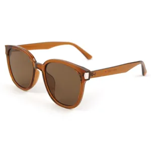 Occhiali da sole oversize da donna alla moda, montatura marrone con lenti di protezione UV.