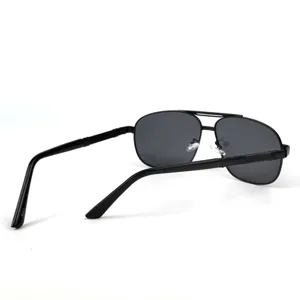 Vue détaillée de lunettes de soleil aviateur en métal noir avec double pont et branches.