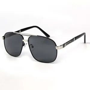 Vue détaillée des lunettes de soleil pour homme en métal à double pont avec verres sombres.