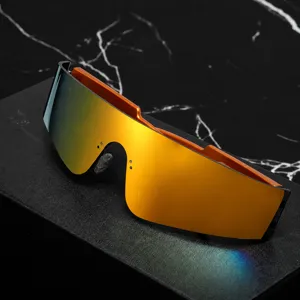 Occhiali da sole sportivi da ciclismo con lente riflettente colorata e montatura arancione all'aperto.