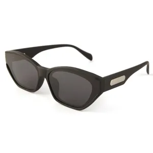 Retro polarized cat eye sunglasses for women men, matte black frame UV400 sun glasses.