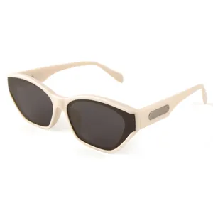 Retro polarized cat-eye sunglasses for women, trendy chunky frame UV protection sun glasses.
