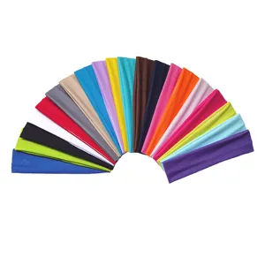Vue de détail de bandeaux de sport élastiques colorés, bandeaux de yoga unis pour le fitness.