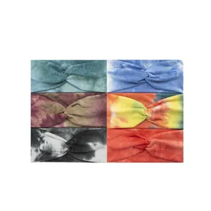 Vista dettagliata della fascia per capelli tie-dye con nodo, elastica e larga.