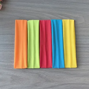 Vue détaillée de bandes de yoga unies et colorées, bandeau sport élastique absorbant la sueur.