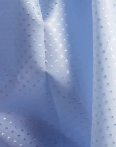 Nahaufnahme des hellblauen, wasserdichten Polyester-Duschvorhangs mit 3D-Diamantmuster.