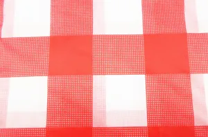 Nappe de table imperméable en plastique à carreaux rouges et blancs, vue détaillée.