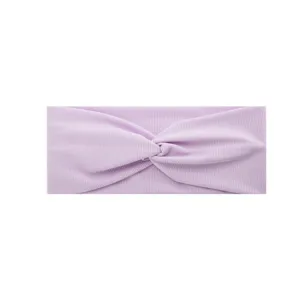Dettaglio fascia a costine viola chiaro, tessuto elastico che mostra chiaramente il nodo.