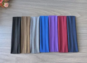 Vue détaillée de plusieurs bandeaux de yoga aux coloris variés, bandes absorbantes.