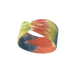 Dettaglio fascia per capelli sportiva yoga larga tie-dye, tessuto elastico con design frontale.