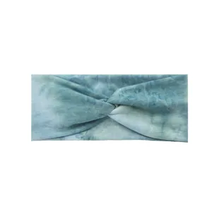 Primo piano dettagliato della fascia elastica tie-dye blu con un elegante design incrociato.