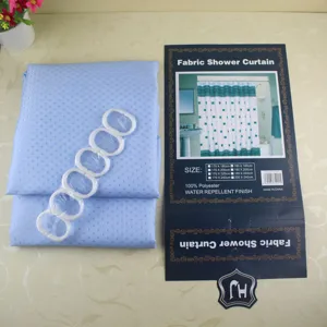 Detailansicht des blauen Polyester Duschvorhangs mit Plastikringen und Verpackungskarte, wasserdicht.