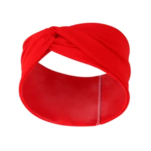 Roter gedrehter Haarreif Detailaufnahme, weiches Stoff-Haarband für Damen Alltag.