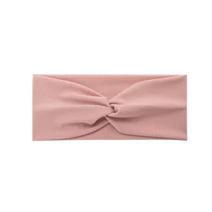 Dettaglio primo piano di una fascia per capelli rosa a coste intrecciata sport yoga.