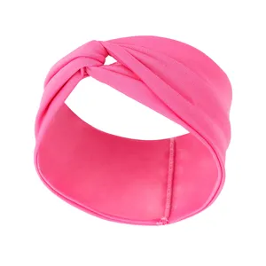 Nahaufnahme des pinken breiten Twist-Haarbandes, weicher elastischer Stoff für Damen.