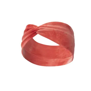 Primo piano dettagliato della fascia per capelli tie-dye rossa con morbido tessuto elastico.