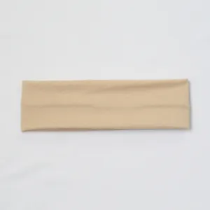 Close-up detail of the solid color stretchy sports headband, soft and sweat-absorbing fabric.