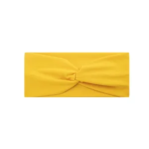 Dettaglio fascia per capelli a treccia a costine gialla, accessorio yoga elastico vicino.