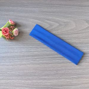 Détail de bandeau de yoga bleu uni montrant la texture élastique du bandeau de sport.