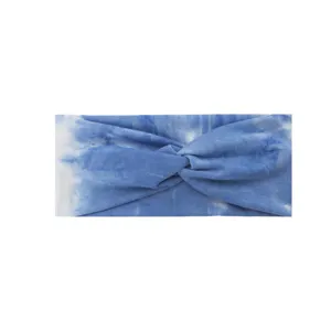 Vista dettagliata della fascia per yoga tie-dye blu, con tessuto morbido e design attorcigliato.