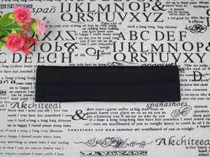 Bandeau de yoga noir uni élastique, vue détaillée du bandeau de sport, tissu doux.