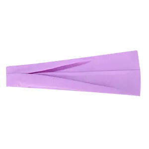 Nahaufnahme des violetten Stretch-Sportstirnbands, weiches Material für bequemen Sitz.