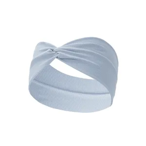 Dettaglio in primo piano della fascia per capelli a coste blu chiaro, tessuto elastico.