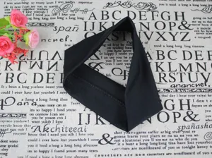 Vue détaillée du bandeau de yoga élastique noir, texture de tissu doux pour le sport et l'usage.