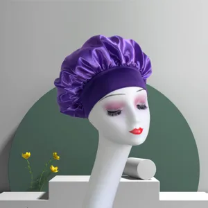 Detailansicht der eleganten lila Satinschlafmütze mit glatter Textur und breitem Gummiband.