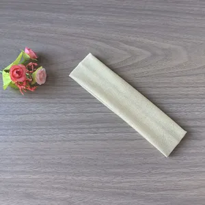 Vue détaillée du bandeau de yoga de couleur unie, tissu élastique et absorbant pour fitness quotidien.
